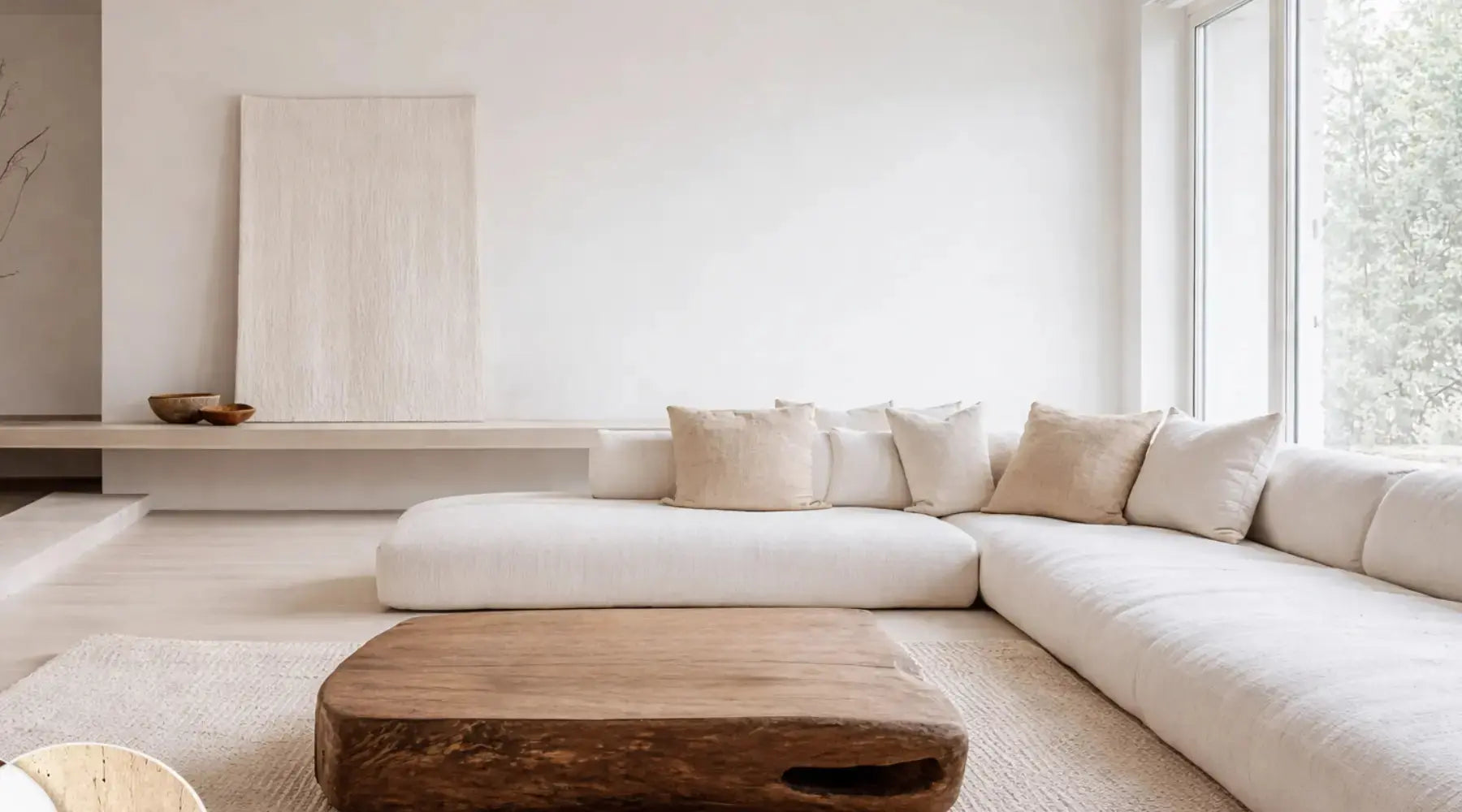 Salon scandinave épuré avec canapé aux lignes douces, matières naturelles et lumière apaisante.  Image