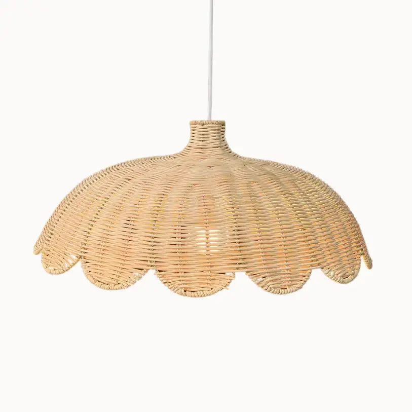 Suspension en rotin naturel tressé au design nordique, luminaire artisanal diffusant une lumière douce. 