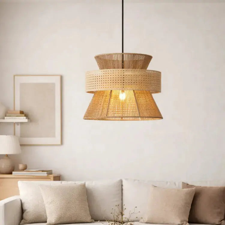 Suspension Linnea en rotin naturel éclairant un salon lumineux au style scandinave. 