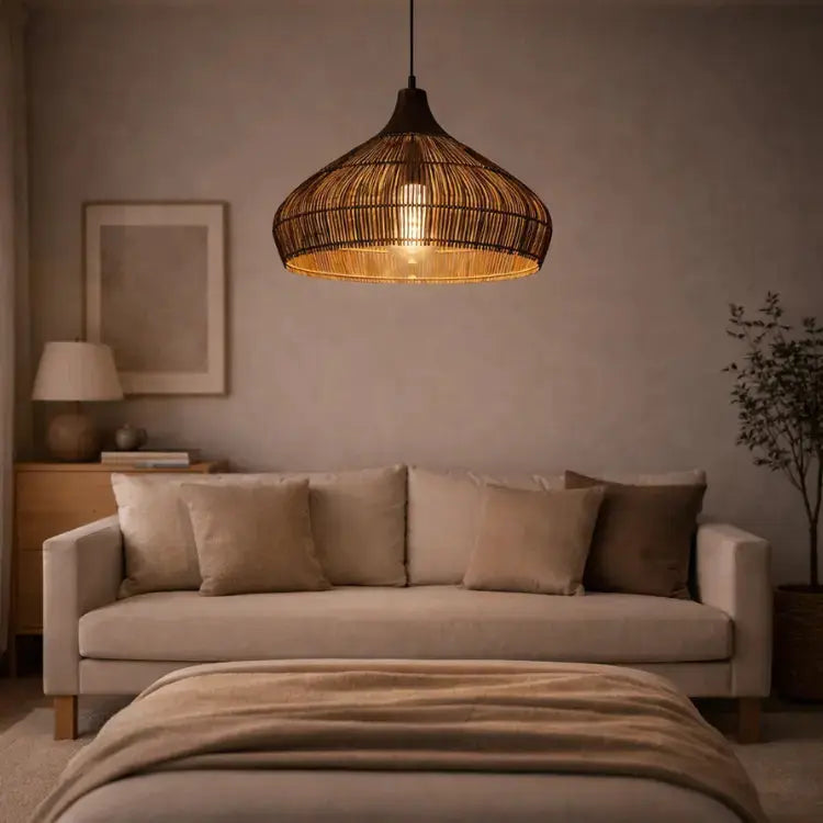 Suspension en rotin Nella illuminant un salon cosy à l’ambiance nordique et apaisante. 