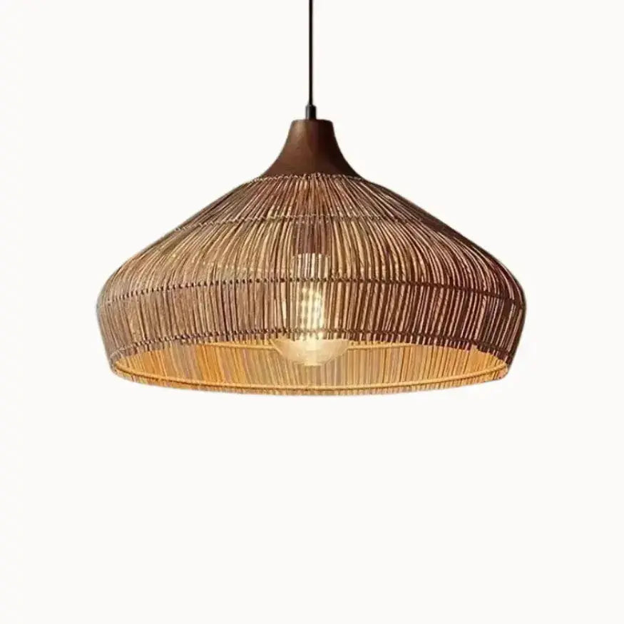 Suspension en rotin naturel tressé, luminaire artisanal diffusant une lumière douce. 
