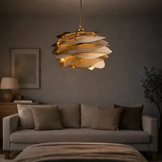 Suspension Iris en bois naturel créant une ambiance chaleureuse dans un salon épuré. 