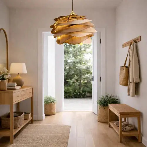 Suspension Iris en bois naturel diffusant une lumière douce dans une entrée épurée. 