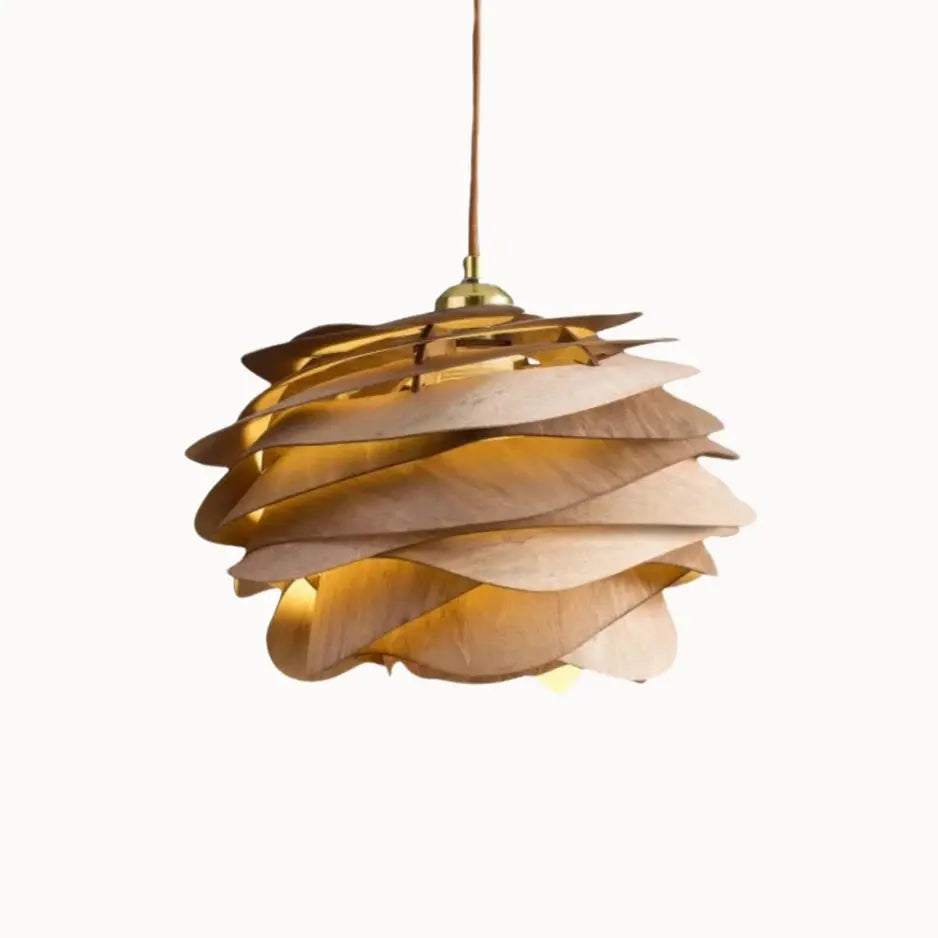 Suspension en bois naturel design nordique, luminaire sculptural diffusant une lumière douce. 
