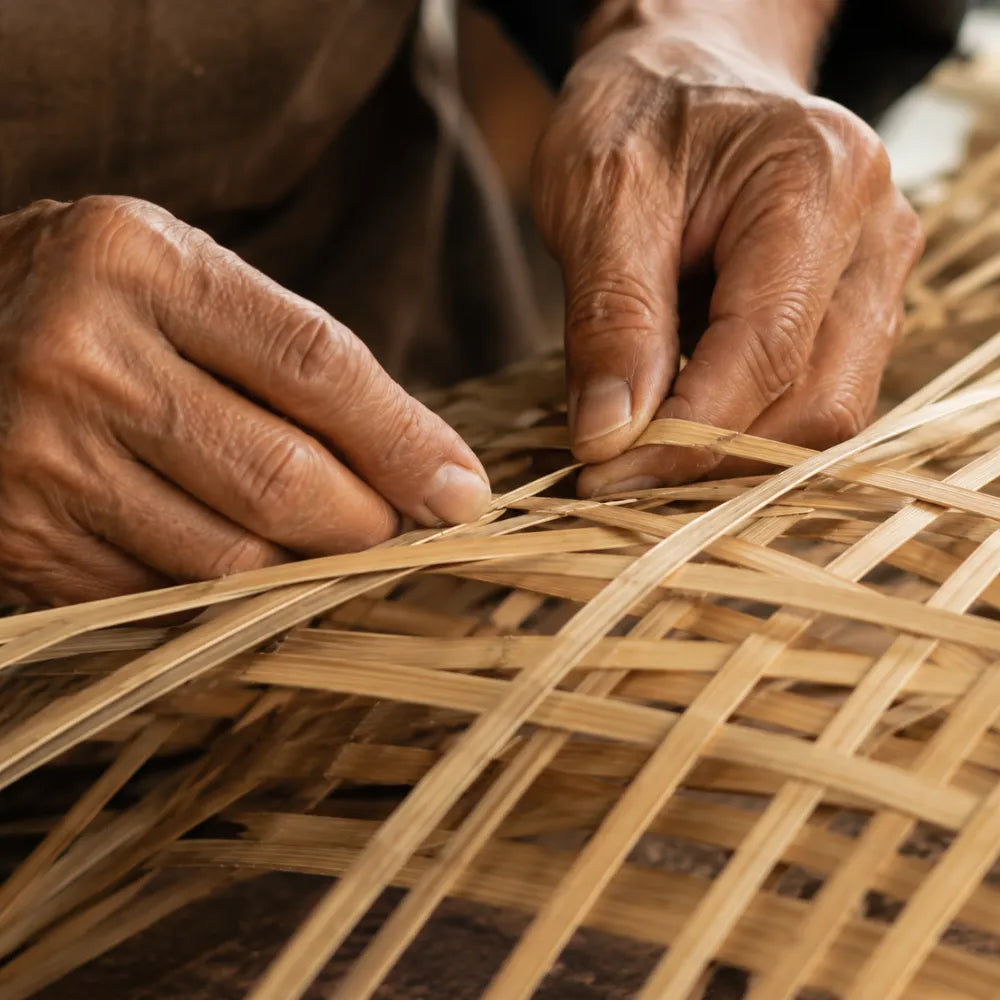 Artisan tressant à la main le bambou de la suspension Aina - NORDSIA Image
