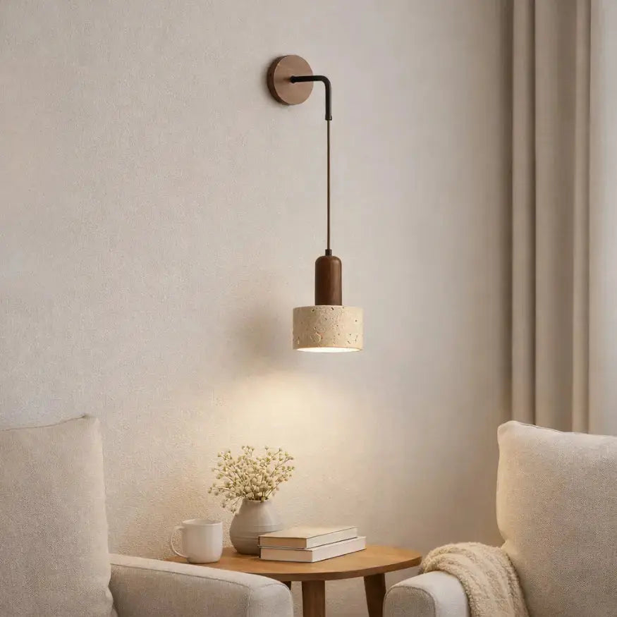 Applique murale Elvik en bois et pierre naturelle diffusant une lumière douce dans un salon minimaliste