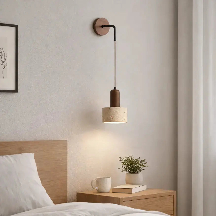 Applique murale Elvik en bois et travertin au-dessus d’une table de nuit dans une chambre scandinave