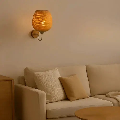 Applique murale en bambou naturel Arvin éclairant un salon au style scandinave. 