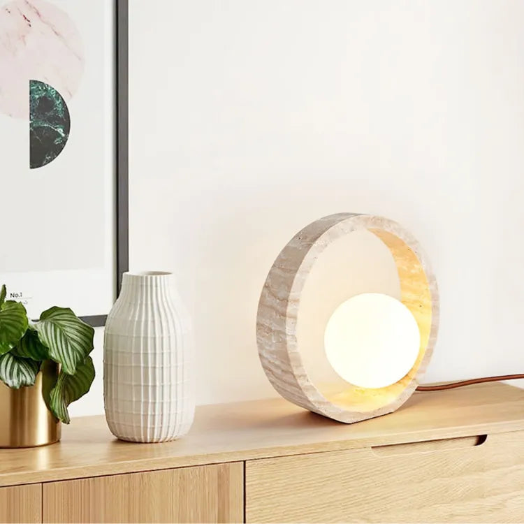Lampe design sculptural en travertin naturel | Oria