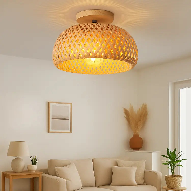 Plafonnier en bambou naturel Luna – luminaire tressé au plafond dans un salon moderne. 