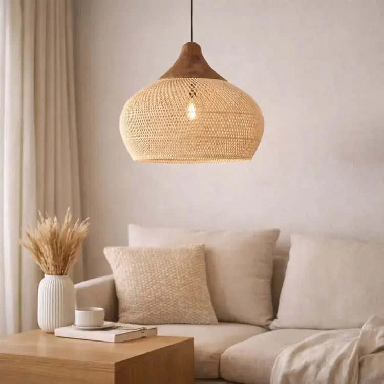 Suspension Kaia en rotin tressé avec finition bois diffusant une lumière chaleureuse dans un salon scandinave