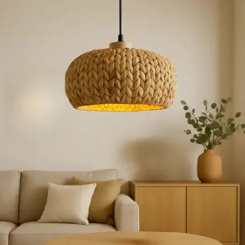 Suspension en osier naturel Loanne au tressage épais dans un salon au style scandinave. 