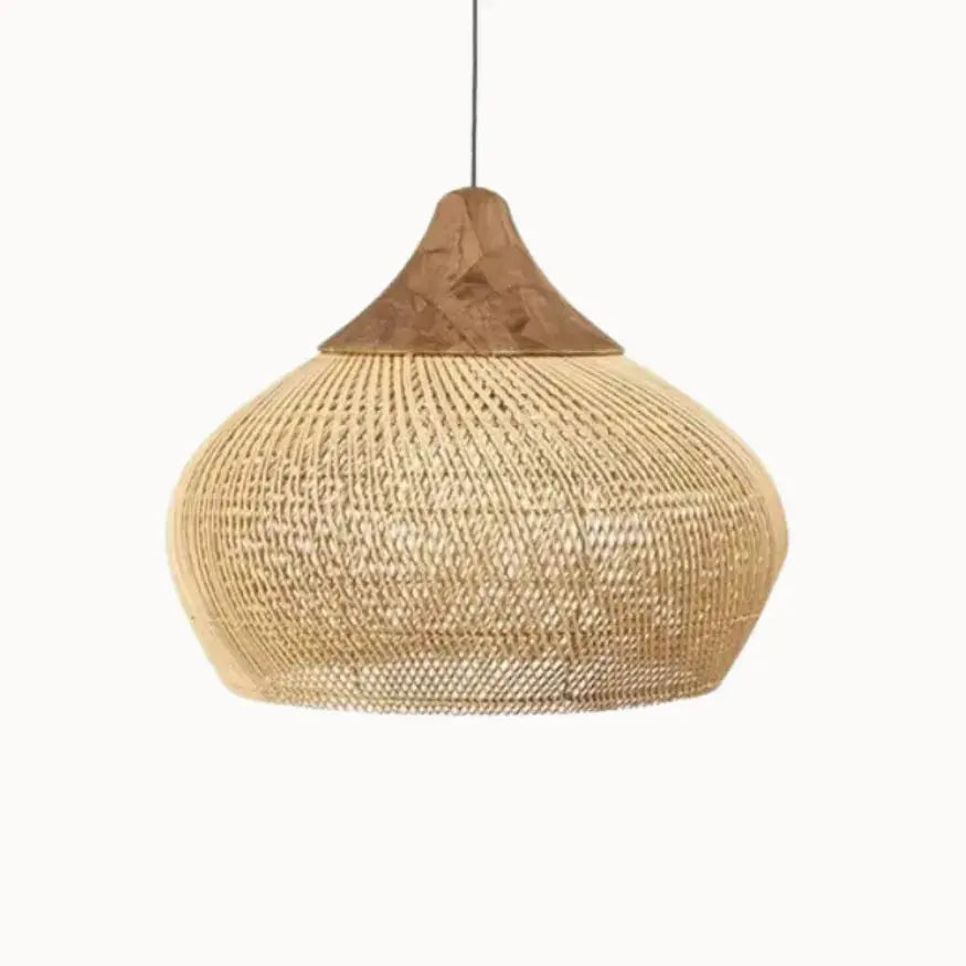 Suspension en rotin naturel Kaia 50 cm, luminaire artisanal en matières naturelles sur fond blanc. 