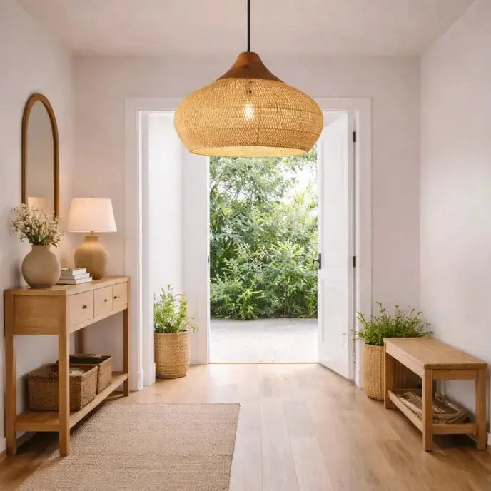 Suspension en rotin naturel Kaia dans une entrée lumineuse, ambiance scandinave épurée. 